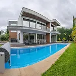 Victorias